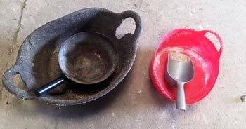 Figure 4. The use of smaller bowls and scoops is a simple method used in childhood obesity that can be applied to horses to help owners overcome the psychological difficulties they face in restricting portion sizes.