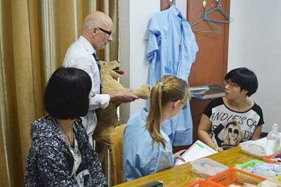 Very cramped conditions in the dinner room at Zhejiang University Veterinary Hospital (vein instruction using a toy dog) in 2015.