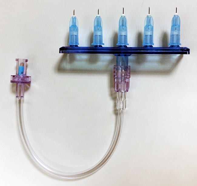 Figure 3. The equipment needed for mesotherapy treatment includes a small linear injector and five small mesotherapy needles with a length of 4mm.
