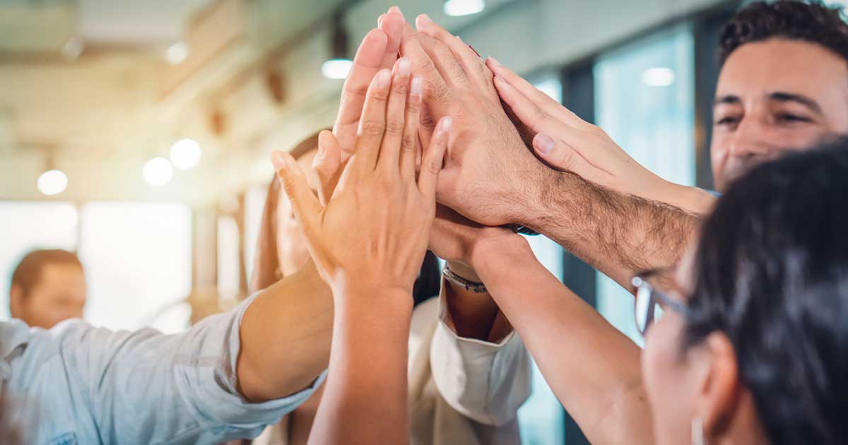 team teamwork high 5 Image: Mongkolchon / Adobe Stock